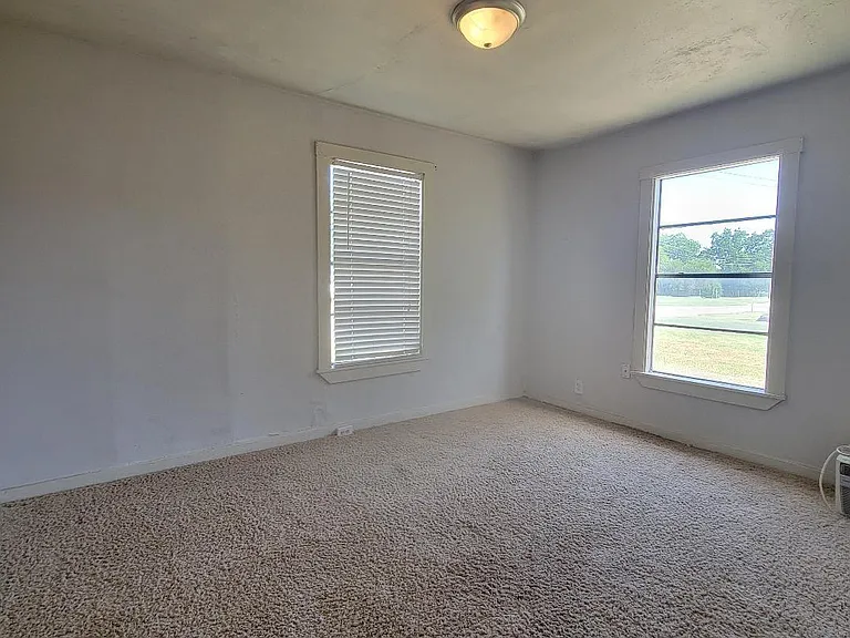 1138 Covington St — Photo 8