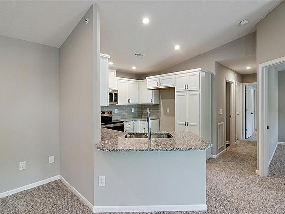 5th image of 552 Station Dr
