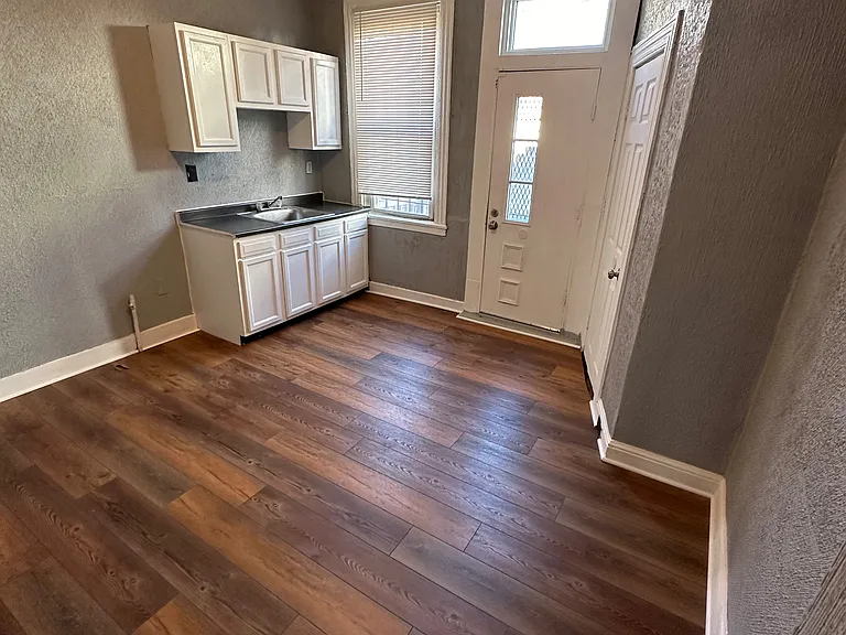 2712 Baker St — Photo 5