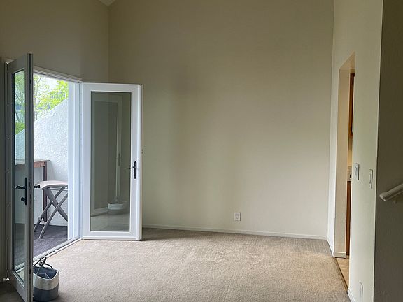 3rd image of 1033 Southwood Dr APT V