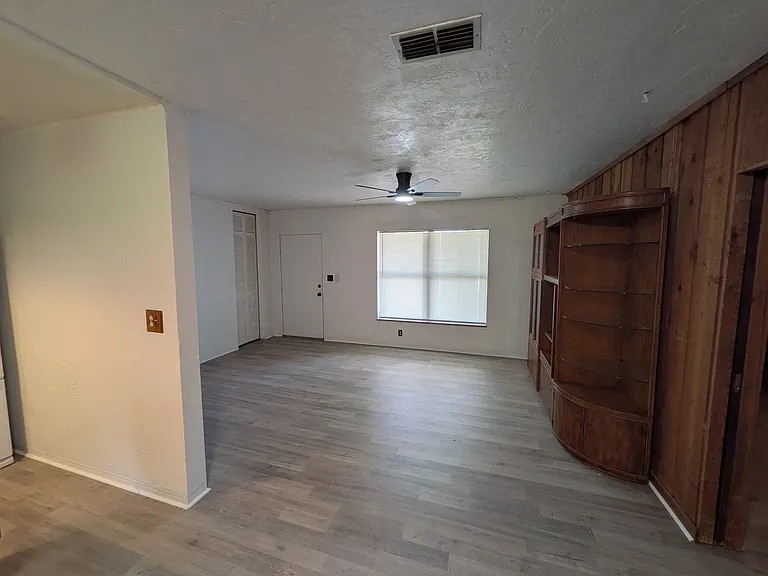 10981 Village Green Ave — Photo 6