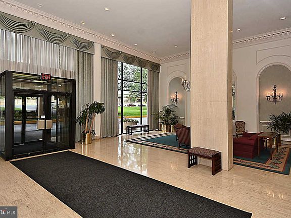 4th image of 1300 Army Navy Dr APT 915