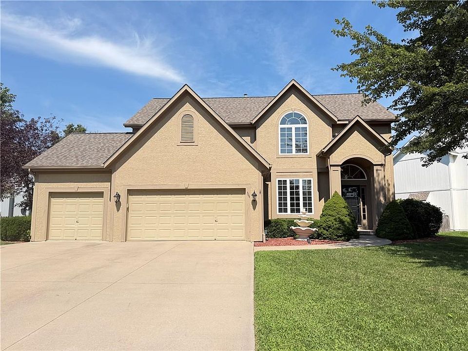 1st image of 304 NE Hidden Valley Way