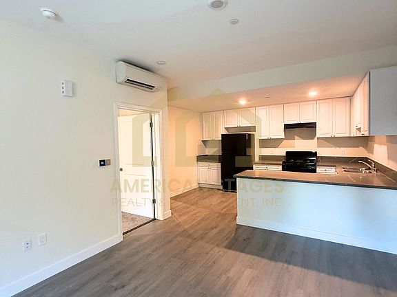 3rd image of 101 N Broadway St #11279904
