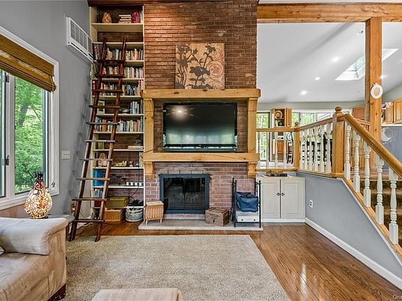 4th image of 11 Fieldcrest Ct