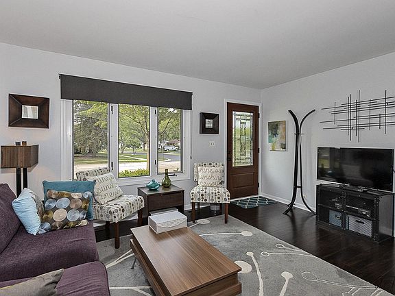 4th image of 453 Bernard Dr