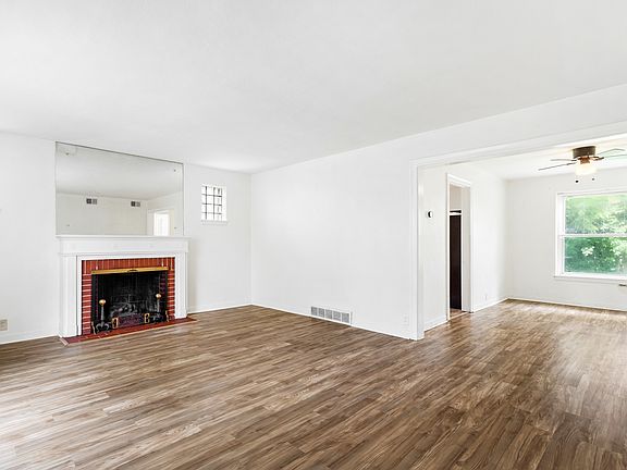 4th image of 1076 Wilshire Ave