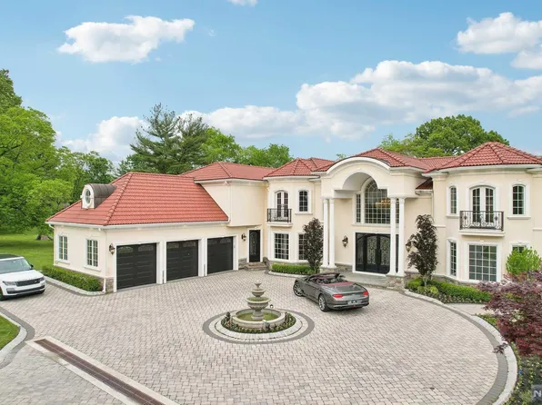 170 N Farview Ave, Paramus, NJ 07652