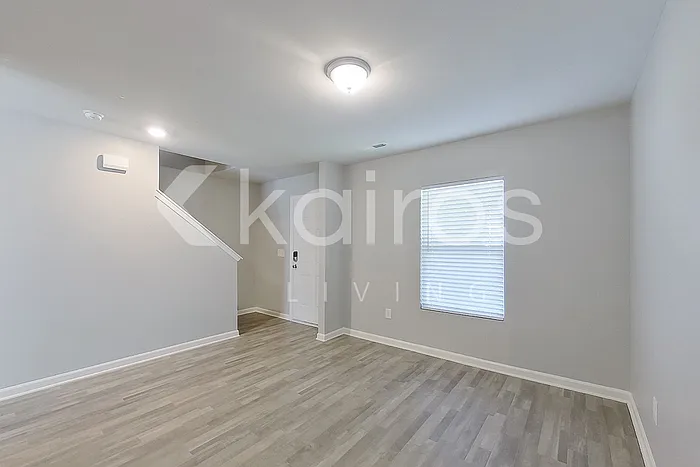4 bed, 2.5 bath, 2009 sqft, $1,975 — Photo 2