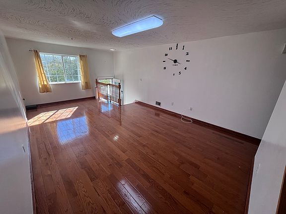 3rd image of 517 Medina St