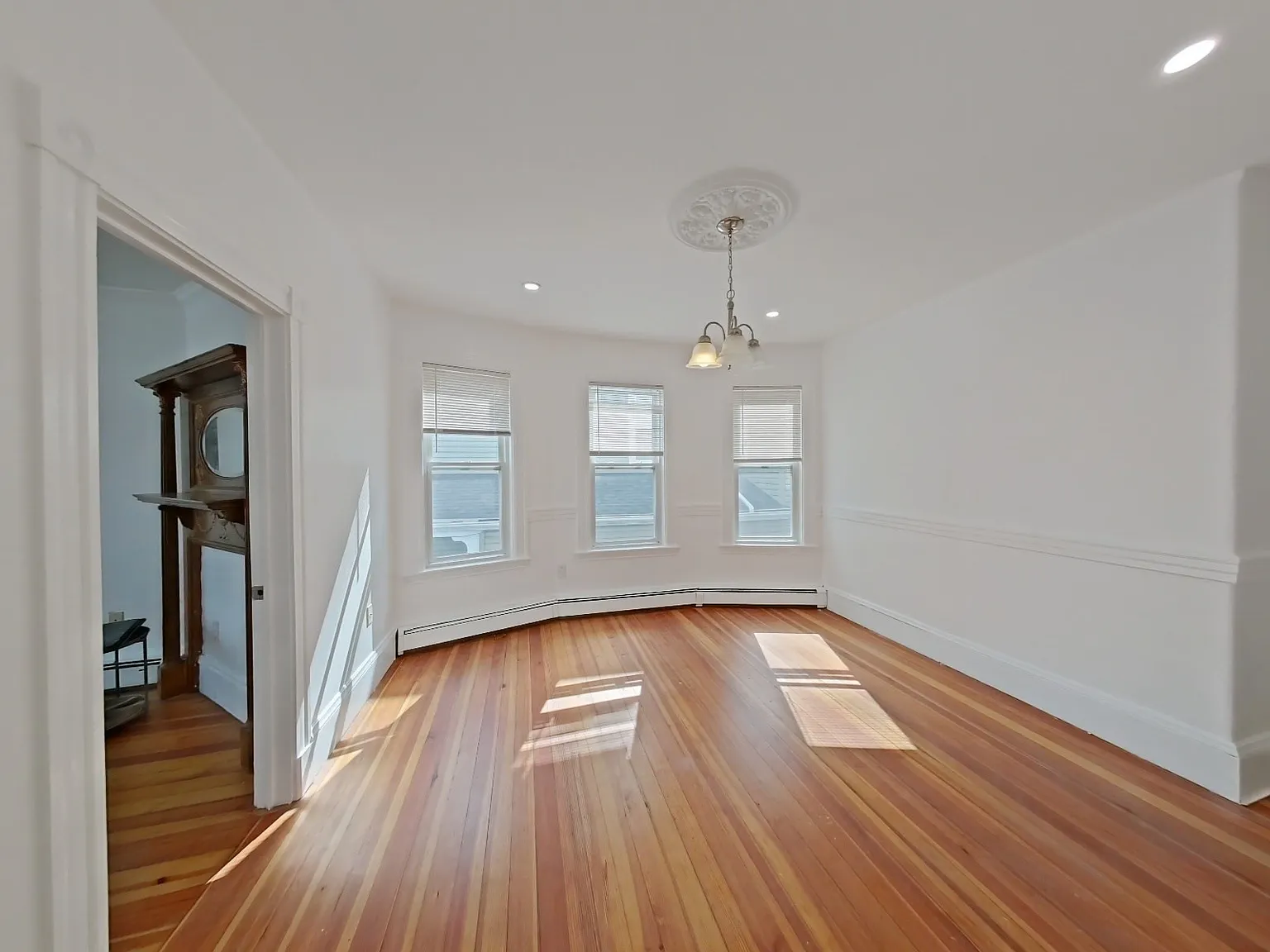 3 bed, 1.0 bath, 1100 sqft, $3,000 — Photo 2