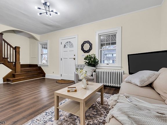 4th image of 906 Dewitt St