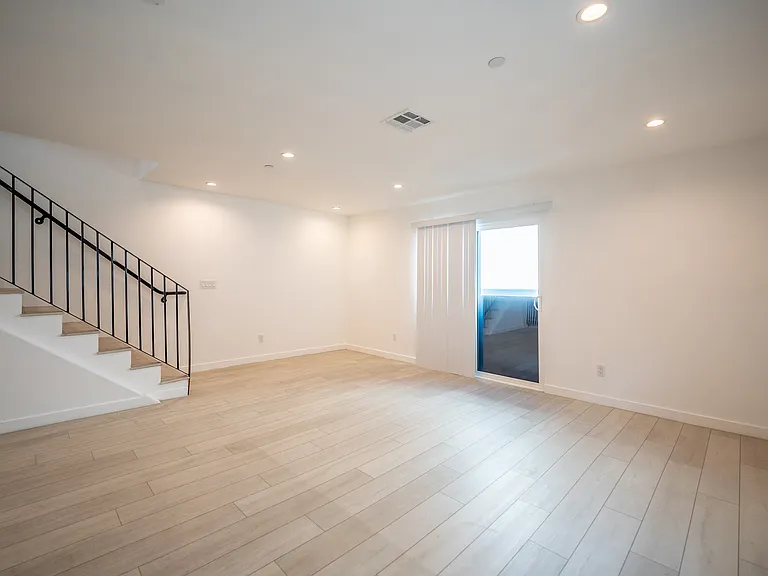246 1/2 N Dillon St #246-1/2 — Photo 11