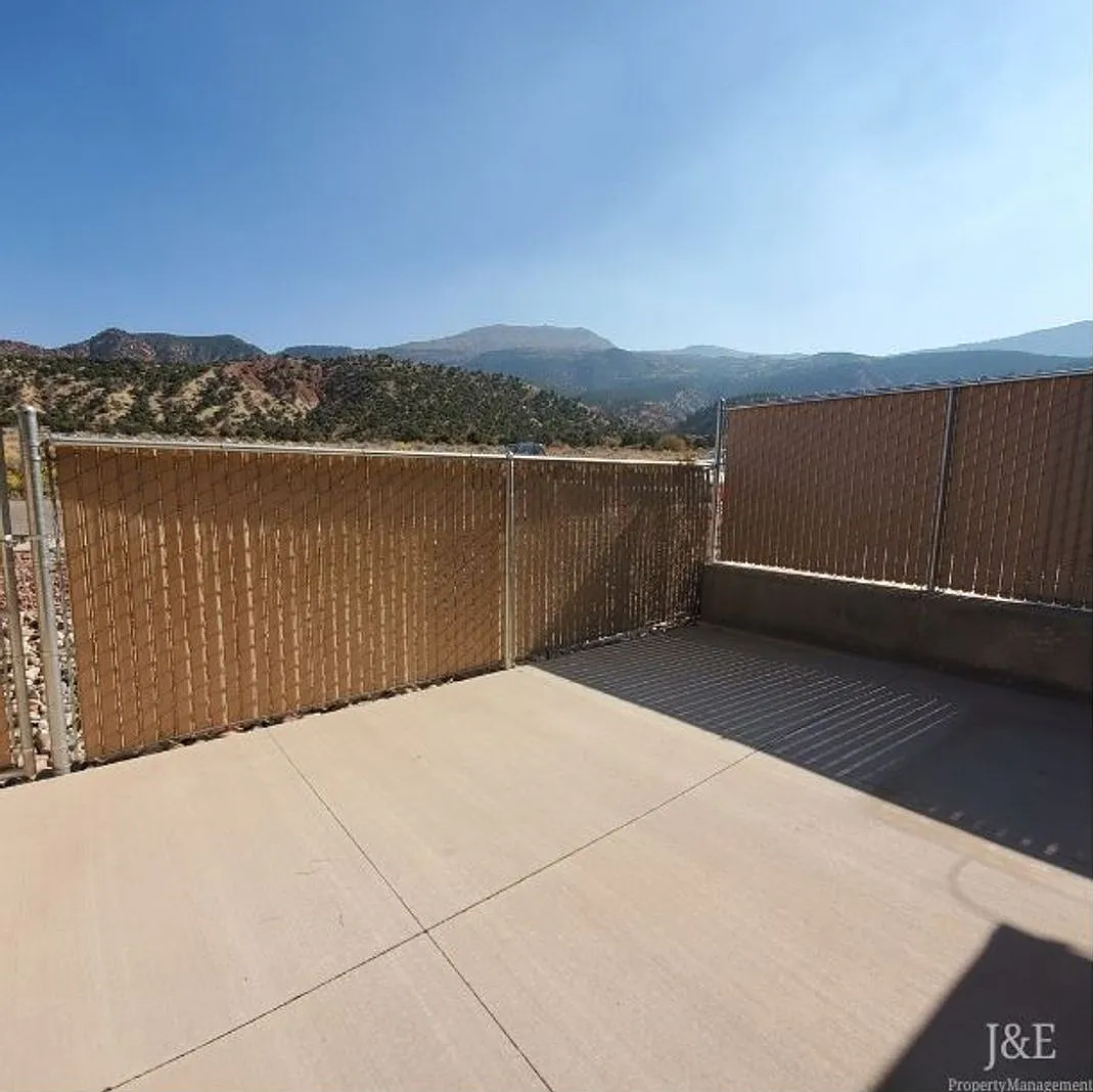 Pet Friendly Townhome with Mountain View — Photo 3