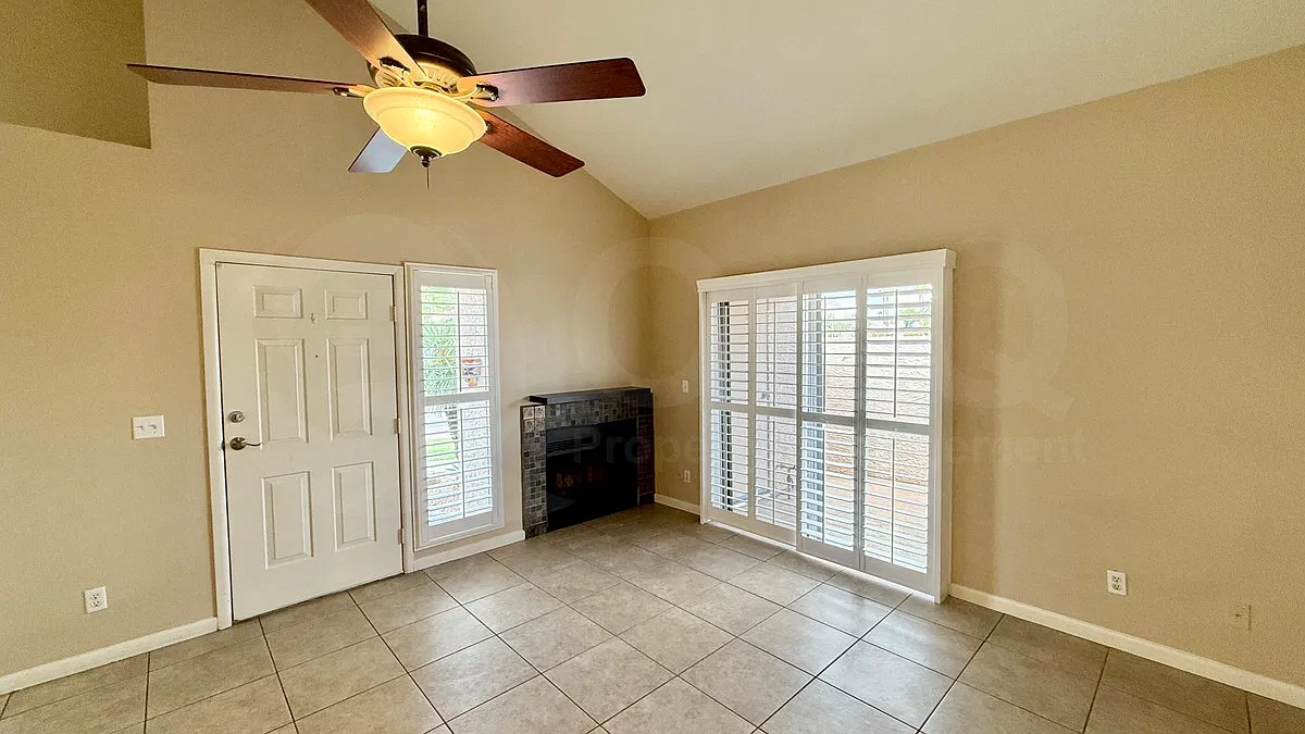 2 bed, 2.0 bath, 907 sqft, $1,650 — Photo 3