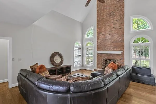 1085 Castle Pointe Ln — Photo 9