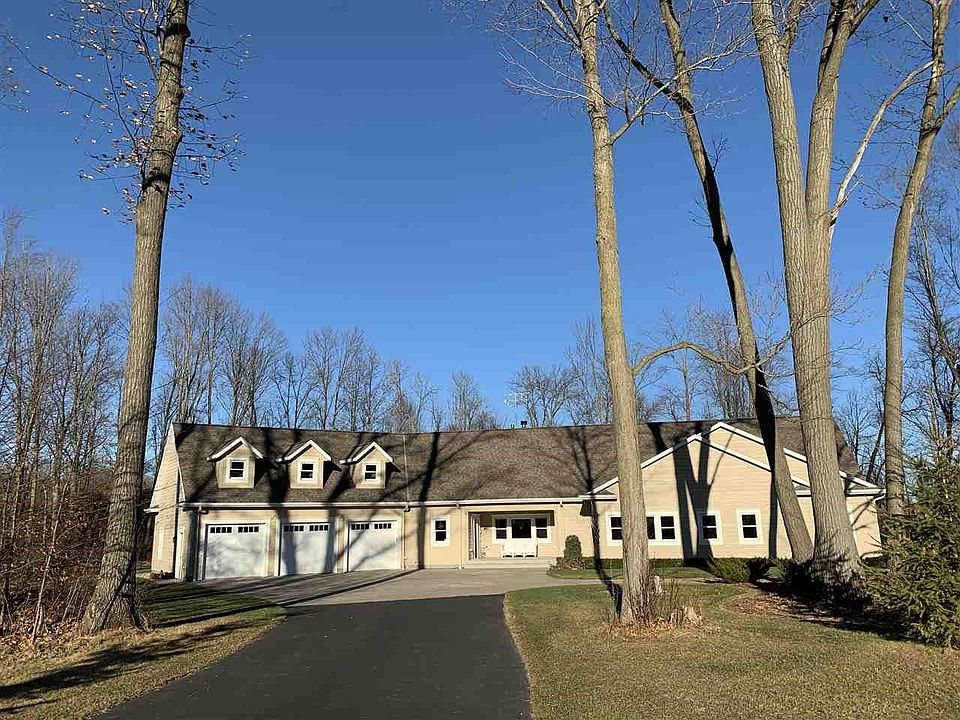 Welcome to N6074 Crestline Drive!