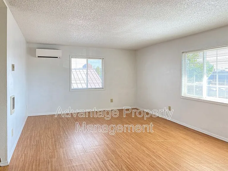 975 NW Garfield Ave #6 — Photo 5