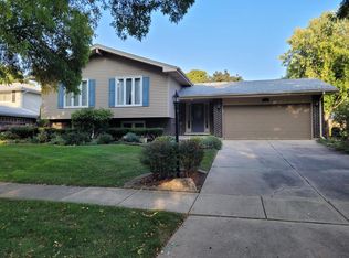 7801 Farmingdale Dr, Darien, IL 60561