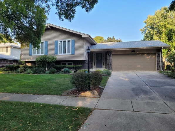 7801 Farmingdale Dr, Darien, IL 60561