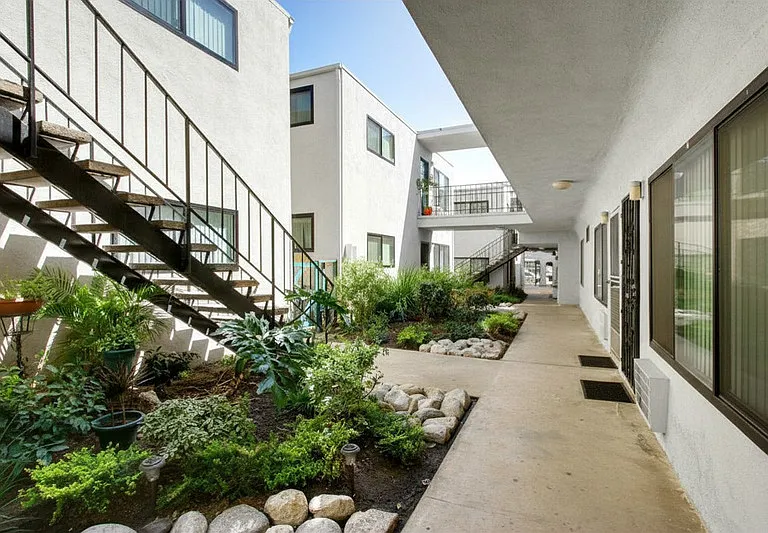 Castillian Apartments — Photo 1