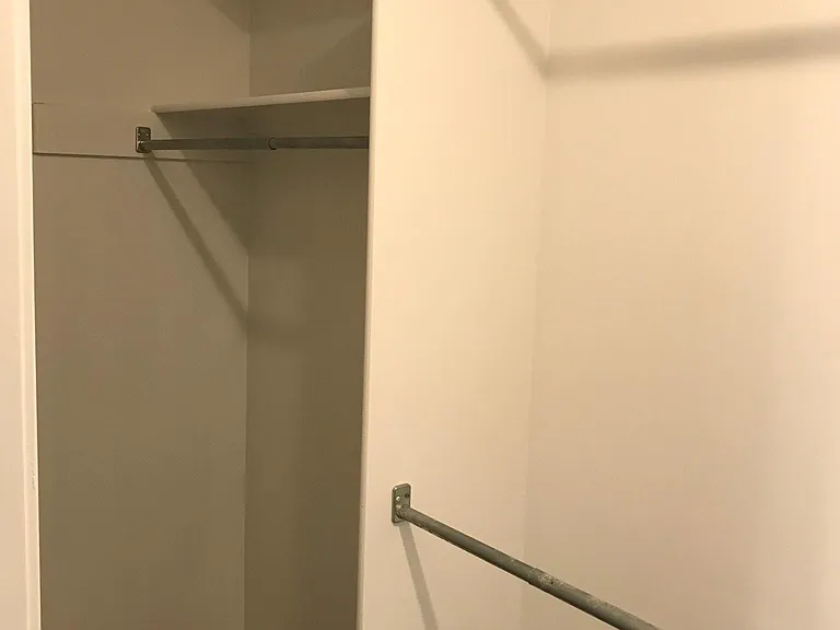 2nd bedroom walkin closet