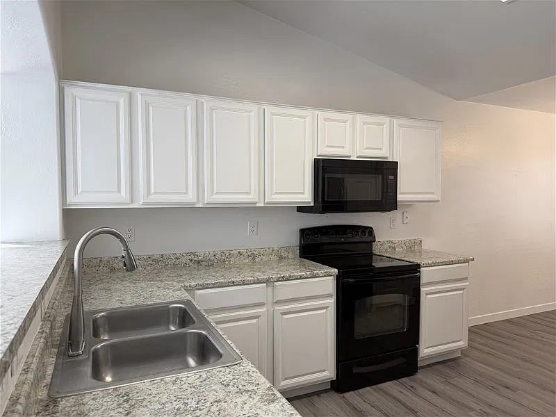 3 bed, 2.0 bath, 1310 sqft, $1,875 — Photo 2