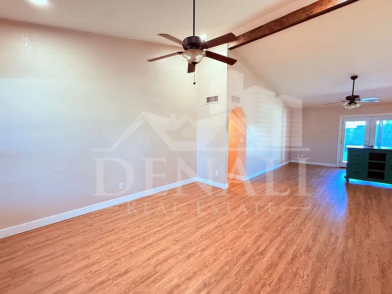 306 E Houston Ave — Photo 2