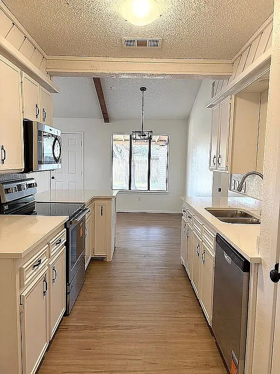 3 bed, 1402 sqft, $1,700 — Photo 4