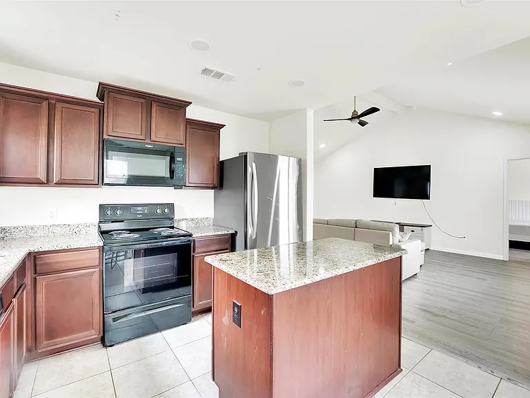 170 Kennedy Dr — Photo 5
