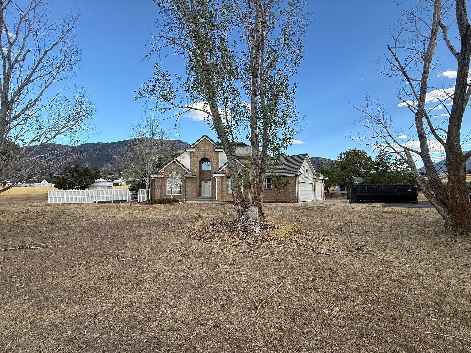 6 bed, 4.5 bath, 5715 sqft, $4,100 — Photo 2