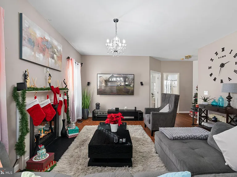 523 Windermere Dr — Photo 16