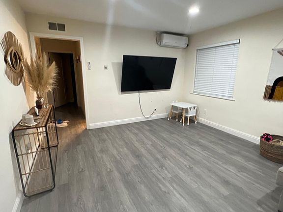 4th image of 1559 Willowbrae Ave