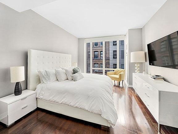 3rd image of 130 W 19th St APT 6A