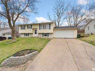 4125 Hillandale Rd, Davenport, IA 52806