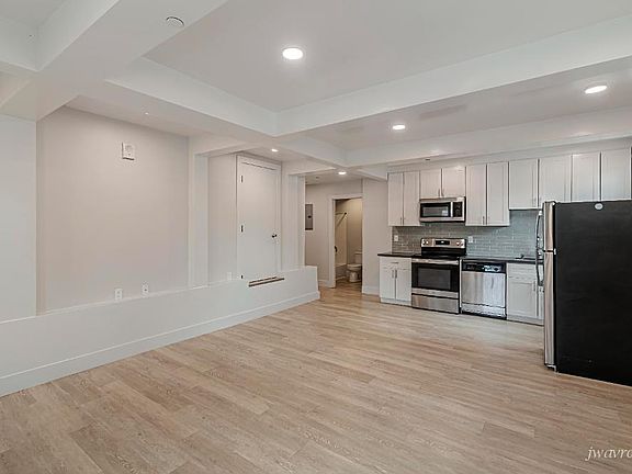4th image of 2400 Van Ness Ave #B