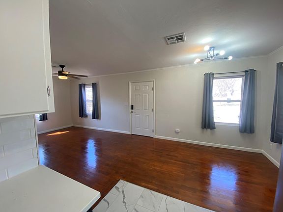 3rd image of 601 S Willis St
