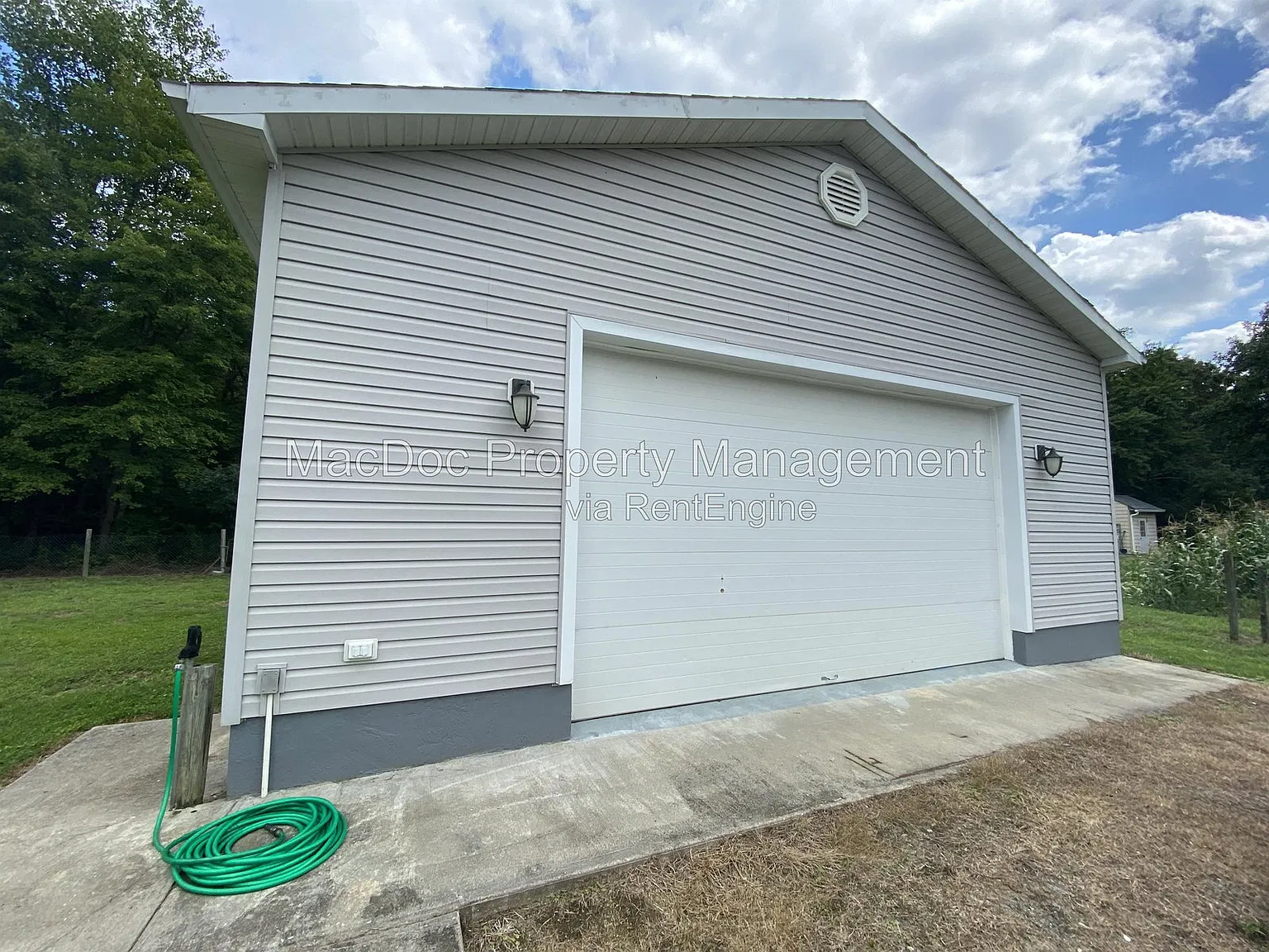3 bed, 2.0 bath, 1056 sqft, $2,195 — Photo 2
