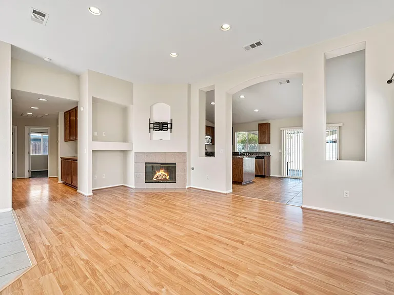 8497 Tamarack Ave — Photo 3