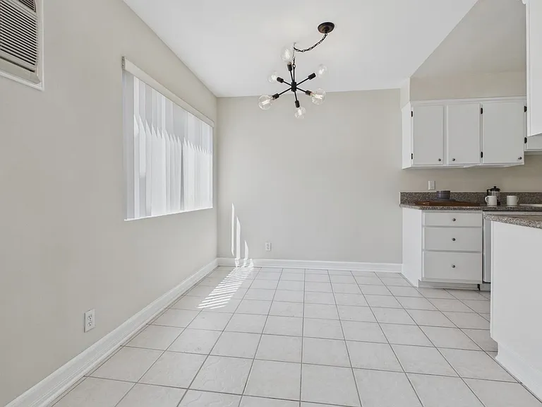 115 Doheny Apartments — Photo 59