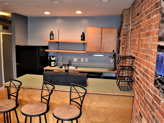 3rd image of 974 N High St APT C