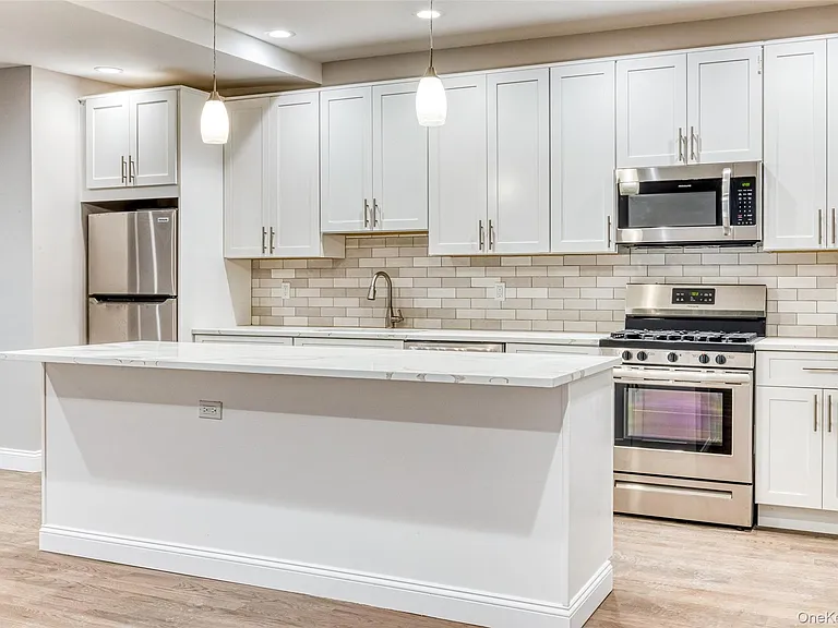 78 Roslyn Rd #202 — Photo 3