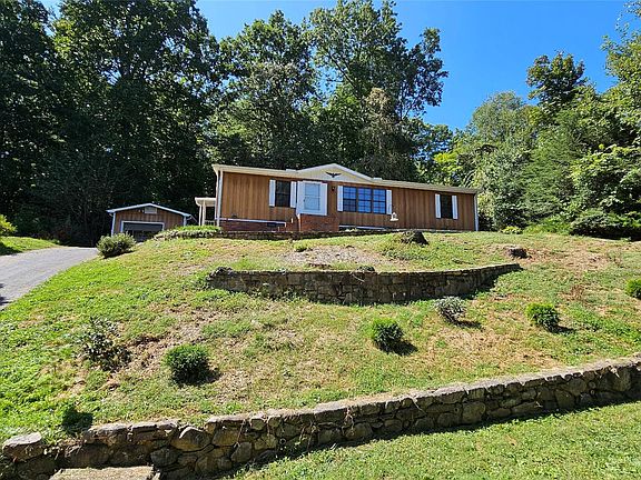3rd image of 36 Woodscape Dr