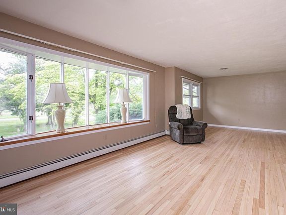 4th image of 392 Extonville Rd