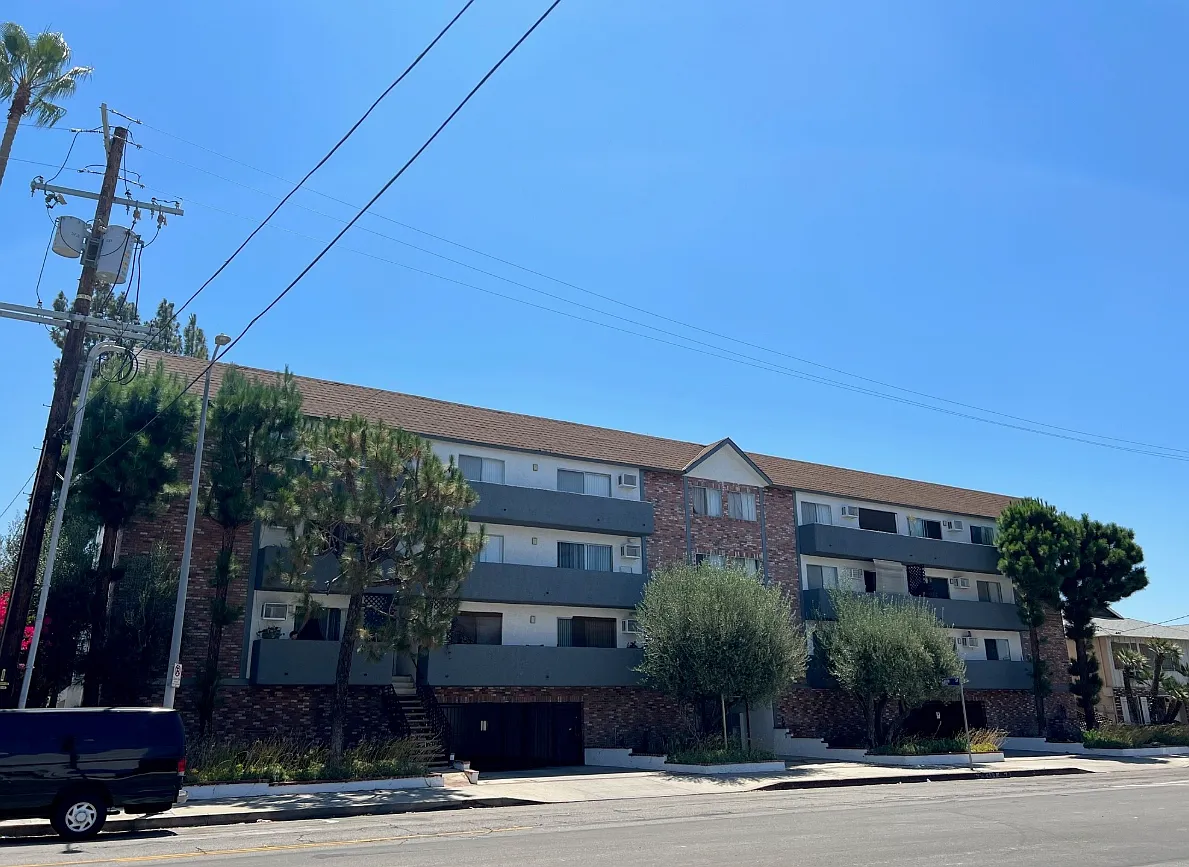 Whitsett Apartments — Photo 1