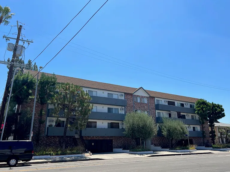 Whitsett Apartments — Photo 1