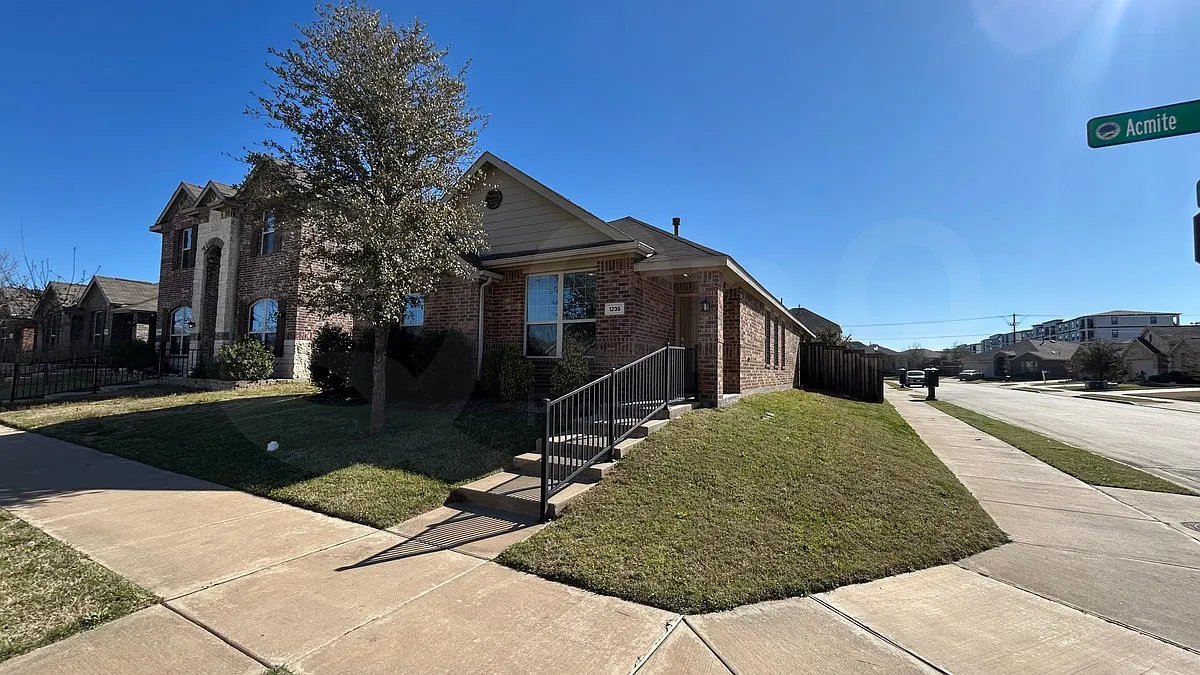 3 bed, 2.0 bath, 1456 sqft, $1,950 — Photo 2
