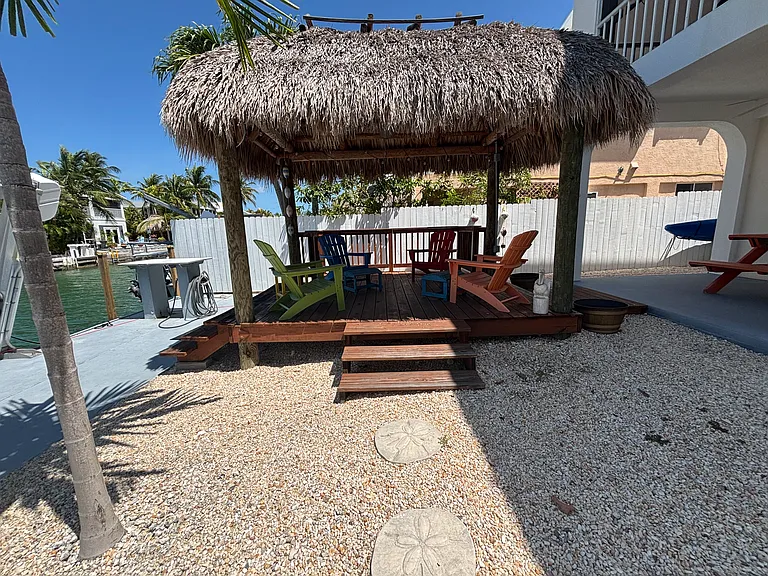 584 W Shore Dr — Photo 3