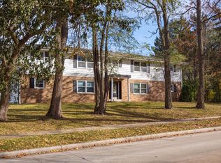 431 NW Barstow St, Waukesha, WI 53188