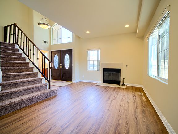 4th image of 606 W Grand Ave